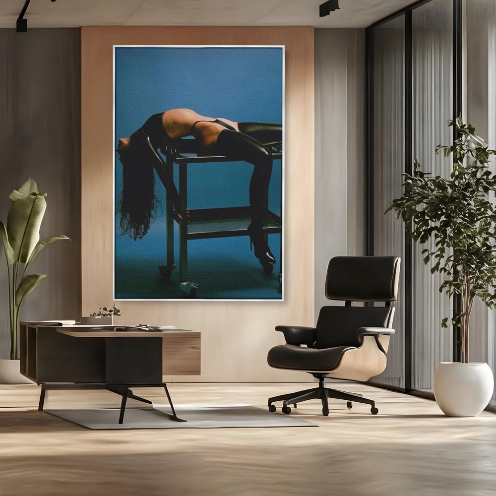 Tablou canvas cu tablou canvas cu silueta curbata pe masa, in rama de aluminiu argintiu, pe perete intr-un birou